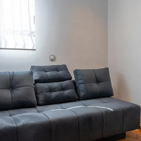 Lovely 2 Bedroom In Excellent Location Apartment *